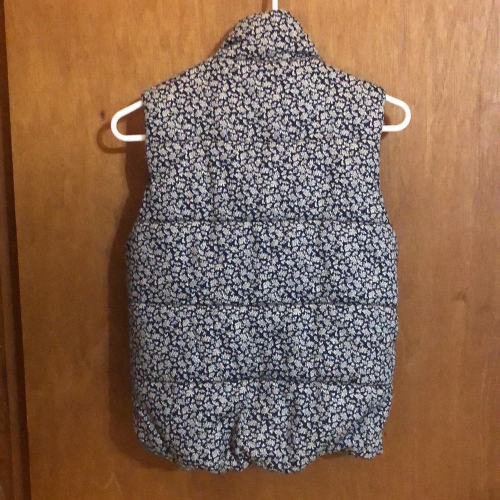 #38•PRINCESS VERA WANG• NAVY/IVORY FLORAL PUFFER VEST SIZE SMALL - Picture 3 of 7